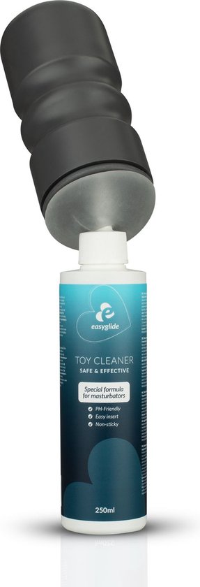 Grijze masturbator wordt boven een fles EasyGlide Toy Cleaner gehouden.