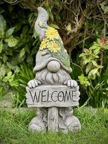 Gnoom 'Welcome' grijs/geel 44 cm hoog - magnesium - tuinkabouter - hoogkwalitatieve kunststof - decoratiefiguur - interieur - accessoire - voor binnen en buiten - cadeau - geschenk - tuinfiguur - tuinbeeldje - tuindecoratie