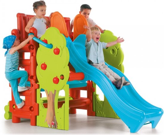 Meerdere kinderen spelen op rood, groen en blauw speeltoestel met appelboom en glijbaan.