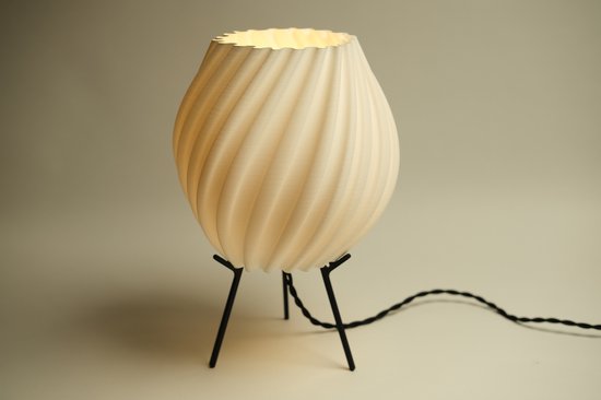 Minimalistische Japandi Stijl Tafellamp - 3D Geprint Spiraalvorm Ø20 cm - Handgemaakt in Amsterdam - Bureaulamp, Sfeerlamp - Biologisch Afbreekbaar - Inclusief Melkglas LED