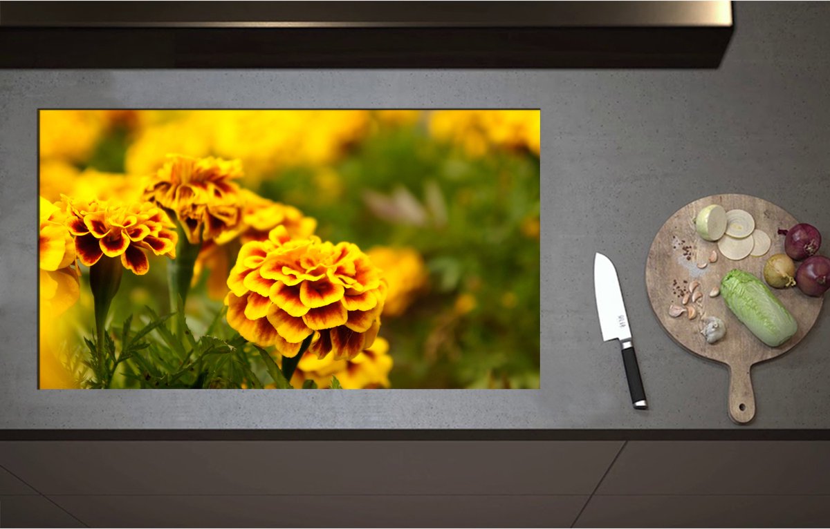 Inductieplaat Beschermer - Bloemenveld Vol Gele Afrikaantjes - 90x51 cm - 2 mm Dik - Inductie Beschermer - Bescherming Inductiekookplaat - Kookplaat Beschermer van Wit Vinyl