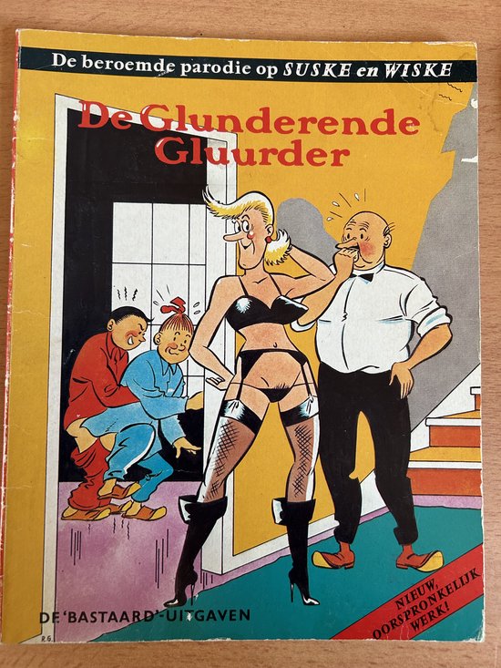 Stripcover van "De Glunderende Glurder", een parodie op Suske en Wiske, met een man in ondergoed en twee kinderen.