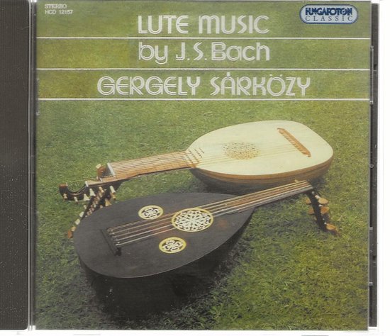 CD hoes met twee luiten, groene achtergrond, "LUTE MUSIC by J.S. Bach GERGELY SARKÖZY" in witte letters.