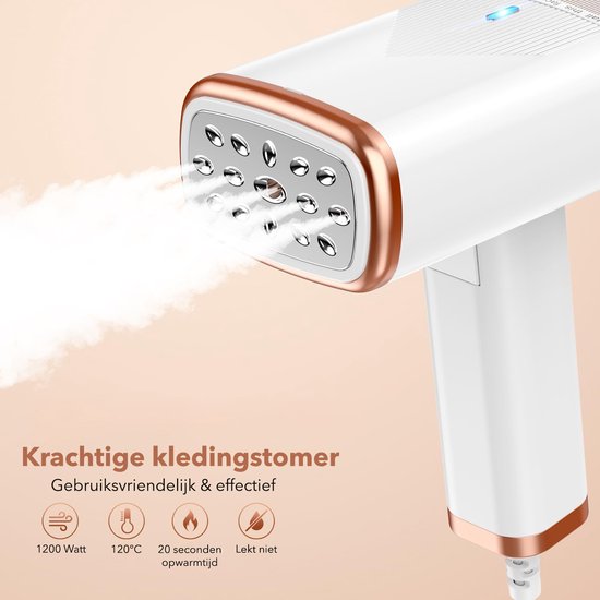 Close-up van de stoomkop van een witte Cleanforce kledingstomer met koperen accenten, met krachtige stoomontwikkeling. Tekst: 'Krachtige kledingstomer'.