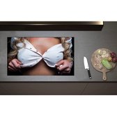 Inductieplaat Beschermer - Blonde Vrouw in Lichtroze Topje met Open Knoopjes - 85x50 cm - 2 mm Dik - Inductie Beschermer - Bescherming Inductiekookplaat - Kookplaat Beschermer van Wit Vinyl