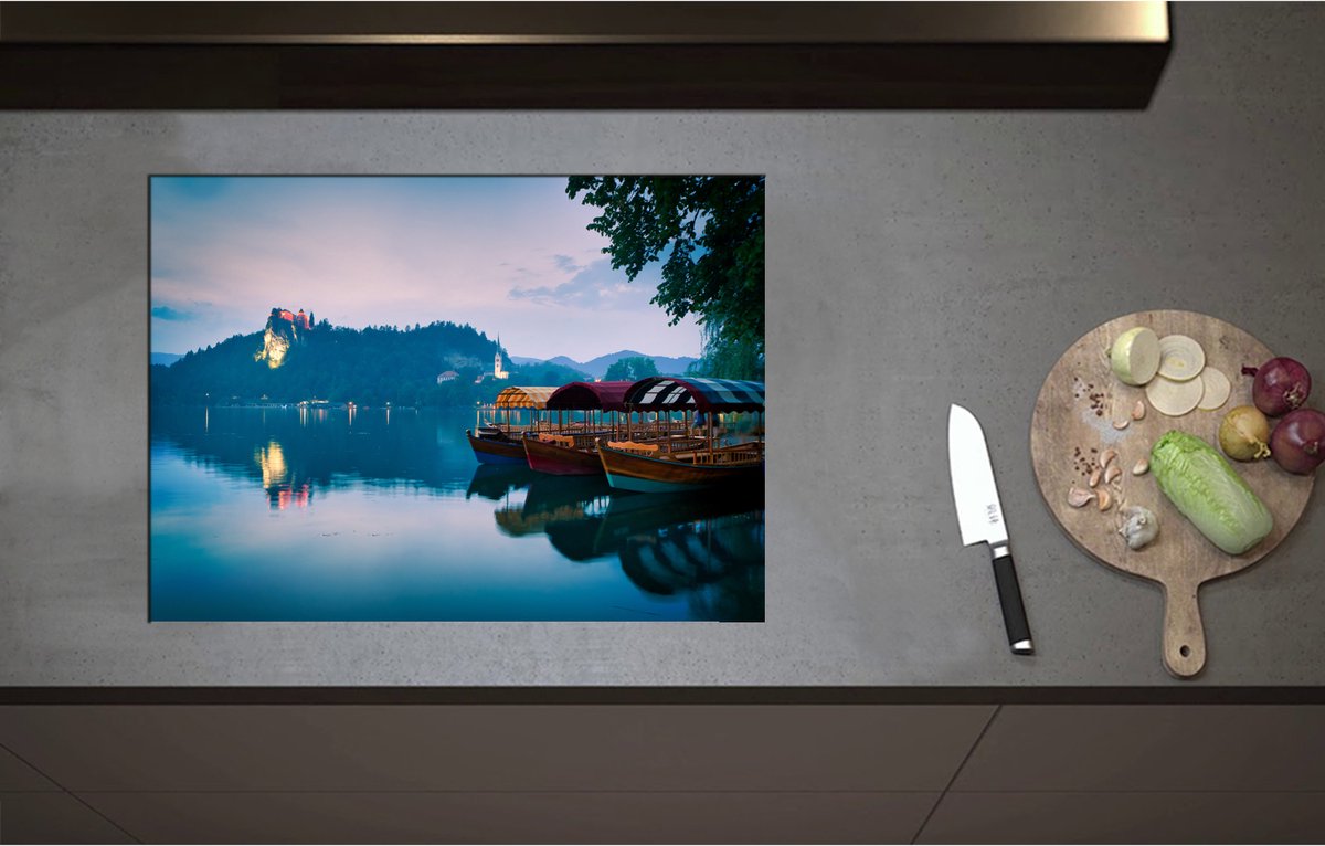 Inductieplaat Beschermer - Boten in het Water - 70x51 cm - 2 mm Dik - Inductie Beschermer - Bescherming Inductiekookplaat - Kookplaat Beschermer van Zwart Vinyl