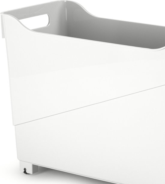 Détail d'un bac de rangement blanc en plastique avec poignée et face avant inclinée.