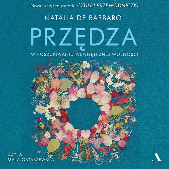 Boekcover met de titel 'PRZĘDZA' van Natalia De Barbaro, met een krans van gedroogde bloemen en bladeren op een turquoise achtergrond.