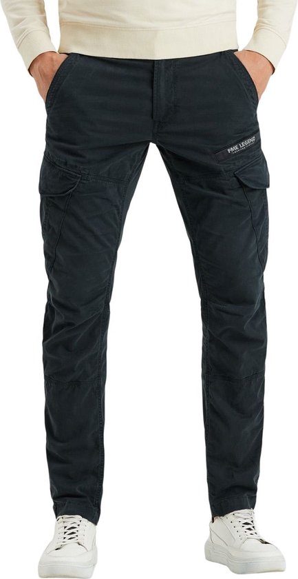 Homme portant un pantalon cargo PME Legend bleu foncé, vu de face. Le pantalon a des poches plaquées sur les cuisses.