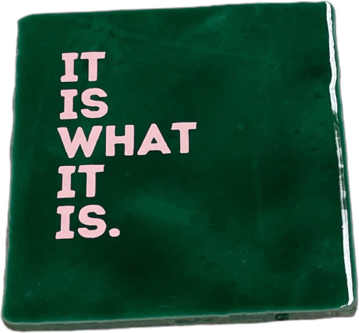 Hippe tegeltje met tekst: It is what it is | Dennengroen met pastel roze | Gepersonaliseerde cadeau | Hippe Spreuktegel | Nieuwe woning cadeau | Housewarming cadeau
