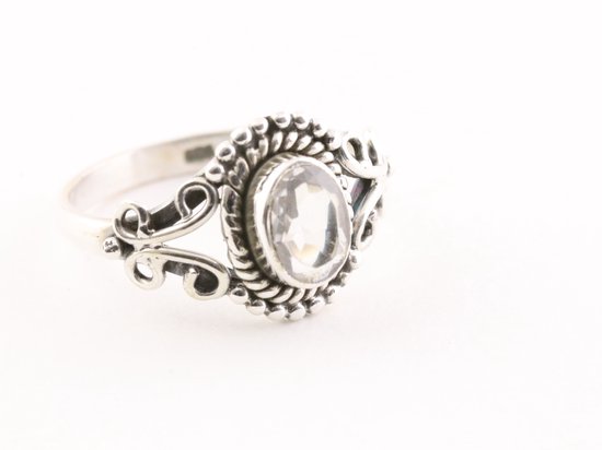Fijne opengewerkte zilveren ring met bergkristal - maat 17