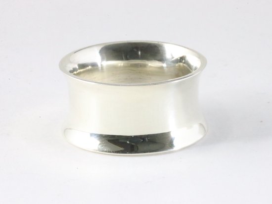 Bague large, lisse, argentée, très brillante, avec une partie centrale courbée.
