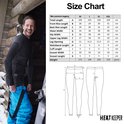 Maattabel voor heren thermolegging. Man in thermo set met blauwe skibroek. Achtergrond is een winterse omgeving met hout en sneeuw.