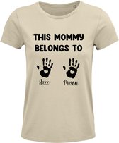 Shirt Moederdag - This mommy belongs to - Handafdruk kind met naam - Sand - Maat S