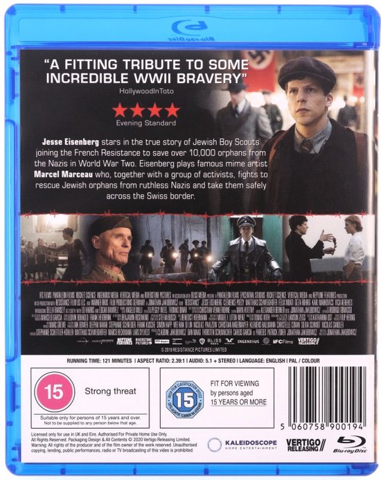 Achterkant Blu-ray hoes film 'Resistance'. Jesse Eisenberg, in WOII kleding, kijkt naar de camera. Midden boven staat een quote uit 'Hollywood Toto'.