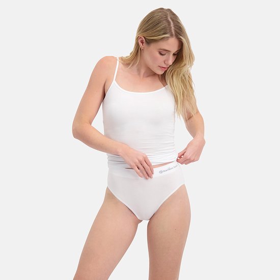 Model draagt wit naadloos hemdje en slip met 'Bamboo Basics' logo op de tailleband.