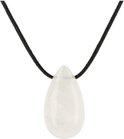 Druppelvormige, heldere kristal hanger aan zwart koord.