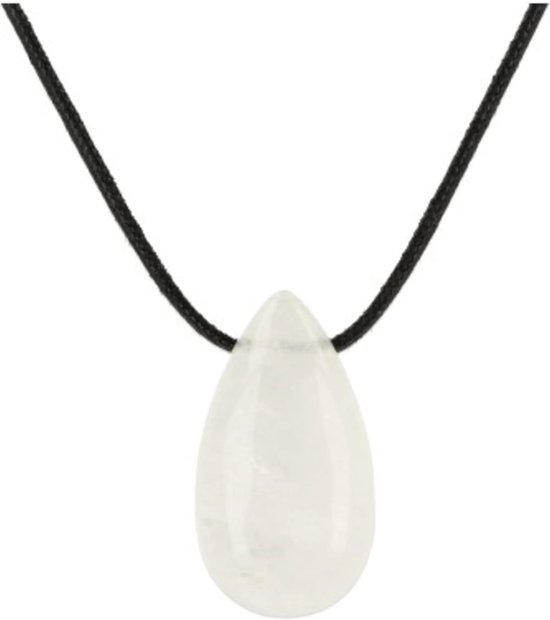 Druppelvormige, heldere kristal hanger aan zwart koord.