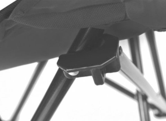 Detail van de zwarte, inklapbare campingstoel, met een close-up van de metalen en plastic bevestiging.
