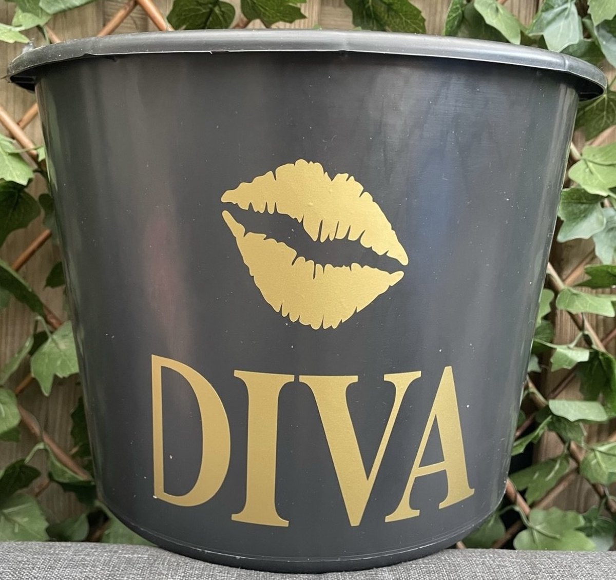 Emmer - 12 Liter- Met tekst: Diva en Kus - kleur Roze - cadeau -Kado - Verjaardag - Feest - Feestje - Partij - Partijtje - Feesten - Poetsen - Poets - Schoonmaken - Schoonmaak - Vieren - Vier - Jarig - Jarige - Feestelijk - Tuinieren - Tuin Tuintje