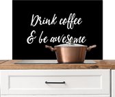 Spatscherm keuken 80x55 cm - Kookplaat achterwand Quotes - Koffie - Spreuken - Drink coffee & be awesome - Muurbeschermer - Spatwand fornuis - Hoogwaardig aluminium