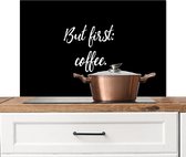 Spatscherm keuken 90x60 cm - Kookplaat achterwand Quotes - But first: coffee - Koffie - Spreuken - Muurbeschermer - Spatwand fornuis - Hoogwaardig aluminium