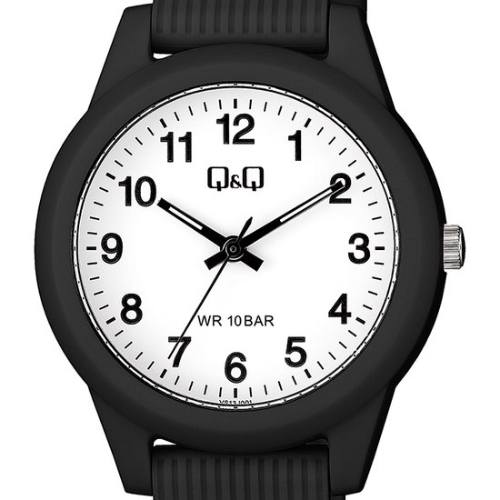 Detail van een zwart Q&Q horloge met witte wijzerplaat en zwarte cijfers.