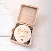 Aankondiging in kist - baby op komst - baby - kind - bekendmaking - zwanger - hout