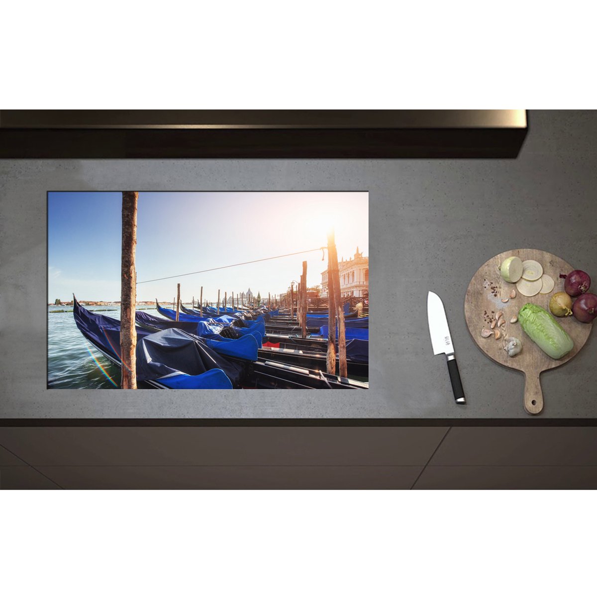 Inductieplaat Beschermer - Blauwe Gondels op de Zee bij Venetië op Zonnige Dag - 80x50 cm - 2 mm Dik - Inductie Beschermer - Bescherming Inductiekookplaat - Kookplaat Beschermer van Zwart Vinyl