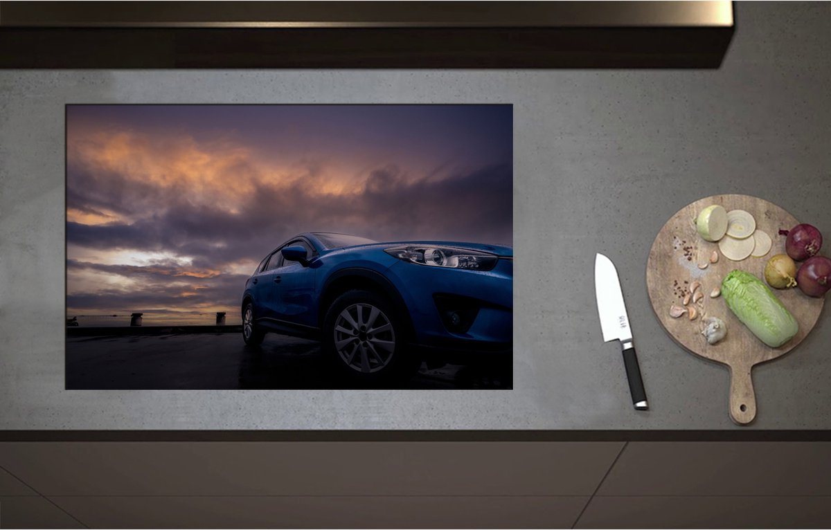 Inductieplaat Beschermer - Blauwe Auto in Regenbui onder Donkere Bewolking - 80x52 cm - 2 mm Dik - Inductie Beschermer - Bescherming Inductiekookplaat - Kookplaat Beschermer van Zwart Vinyl