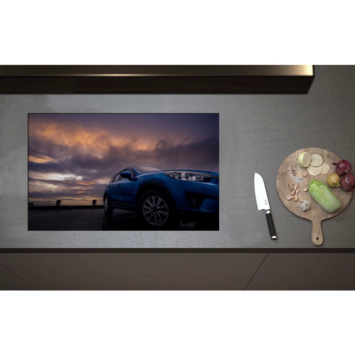 Inductieplaat Beschermer - Blauwe Auto in Regenbui onder Donkere Bewolking - 80x50 cm - 2 mm Dik - Inductie Beschermer - Bescherming Inductiekookplaat - Kookplaat Beschermer van Zwart Vinyl