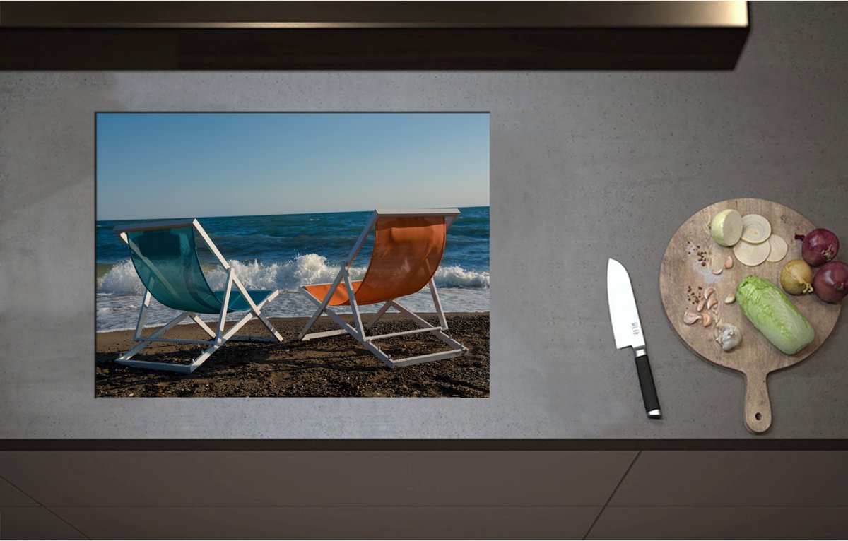 Inductieplaat Beschermer - Blauw en Oranje Kuipstoeltje op het Strand aan de Kust - 70x51 cm - 2 mm Dik - Inductie Beschermer - Bescherming Inductiekookplaat - Kookplaat Beschermer van Wit Vinyl