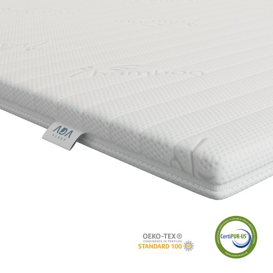 Détail d'un surmatelas blanc à texture rayée, relief 'Bamboo' et étiquette ADA SLEEP. Logos Oeko-Tex et CertiPUR-US.