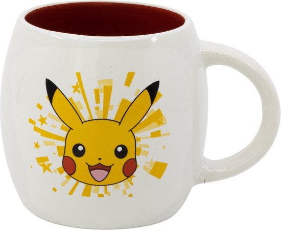Witte mok met vrolijk gezicht van Pikachu, omringd door gele sterren en stralen.