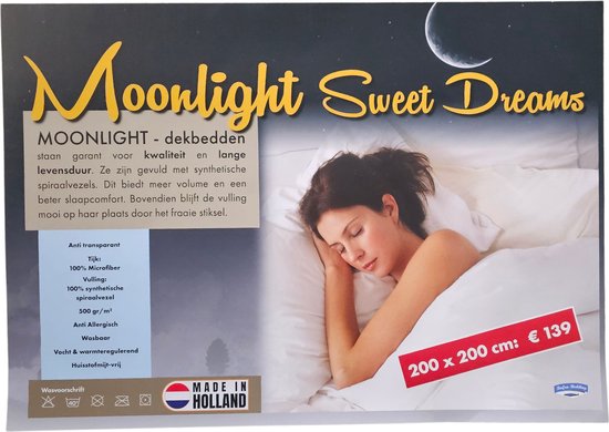 Model slaapt onder een wit "Moonlight Sweet Dreams" dekbed, 200x200cm, anti-allergisch, vocht- en warmteregulerend, made in Holland.