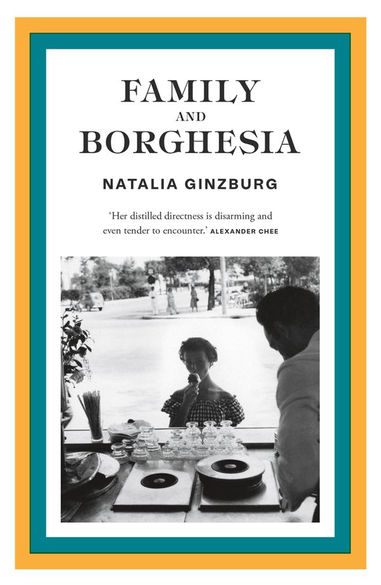 Boek "Family and Borghesia" van Natalia Ginzburg. Een zwart-witfoto toont een vrouw die een ijsje eet.