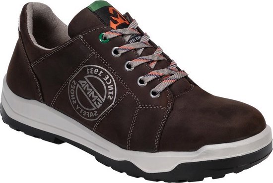 Donkerbruine Emma veiligheidsschoen met witte zool en oranje/grijze veters. Logo "SINCE 1931 EMMA SAFETY SHOES" op zijkant.