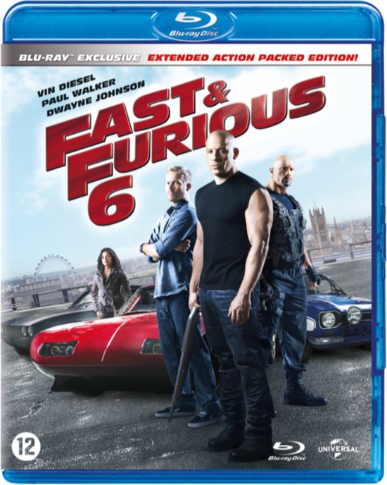 De Blu-ray hoes van Fast & Furious 6 toont Vin Diesel, Paul Walker en Dwayne Johnson, met rode en blauwe auto's op de achtergrond.