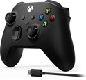 Zwarte Xbox controller met USB-C kabel, schuin van voren.