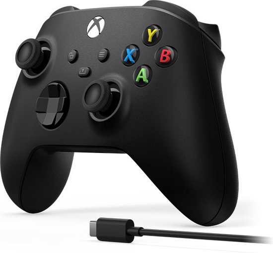 Zwarte Xbox controller met USB-C kabel, schuin van voren.