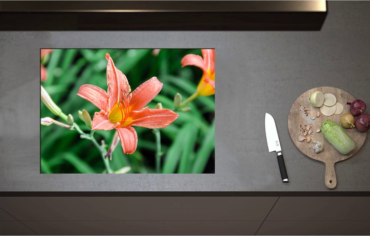 Inductieplaat Beschermer - Bloemenveld van Oranje Lelies - 71x51 cm - 2 mm Dik - Inductie Beschermer - Bescherming Inductiekookplaat - Kookplaat Beschermer van Zwart Vinyl