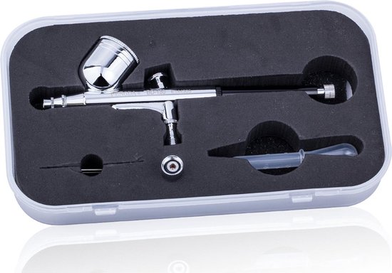 Fengda FE-130 airbrush met chrome en zwarte details in opbergschuim.