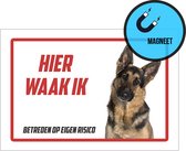 Waakbord/ magneet | "Hier waak ik" | Duitse herder | 30 x 20 cm | Dikte: 0,8 mm | Herdershond | Waakhond | Hond | Chien | Dog | Betreden op eigen risico | Rechthoek | Witte achtergrond | 1 stuk