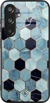Casimoda® hoesje - Geschikt voor Samsung Galaxy S24 - Blue Cubes - Luxe Hard Case Zwart - Backcover telefoonhoesje - Blauw