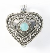 Traditioneel bewerkt hartvormig zilveren medaillon met aquamarijn