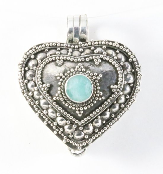 Traditioneel bewerkt hartvormig zilveren medaillon met aquamarijn