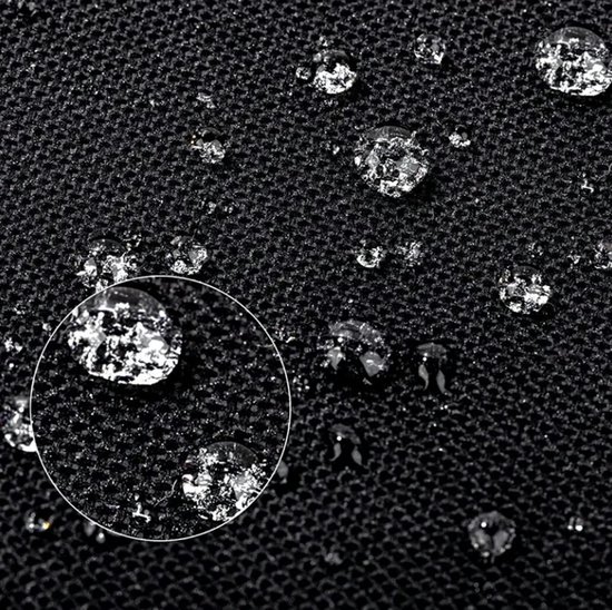 Close-up van zwarte waterdichte stof met waterdruppels.