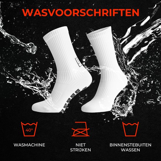 Witte sportsokken met anti-slip noppen op de zool en versterking bij de hiel.