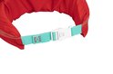 Detailopname van rode borstband met mintgroene band en witte gesp, deel van oranje zwemvleugel.