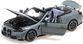 Le modèle de voiture moulé sous pression 1:18 de la BMW M4 Cabriolet 2020 en gris métallisé. Le fabricant du modèle réduit est Minichamps. Ce modèle est uniquement disponible en ligne.